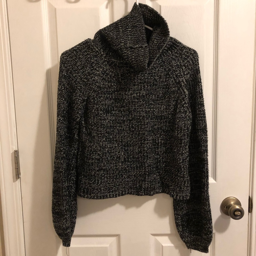 GRAY TURTLENECK SWEATER